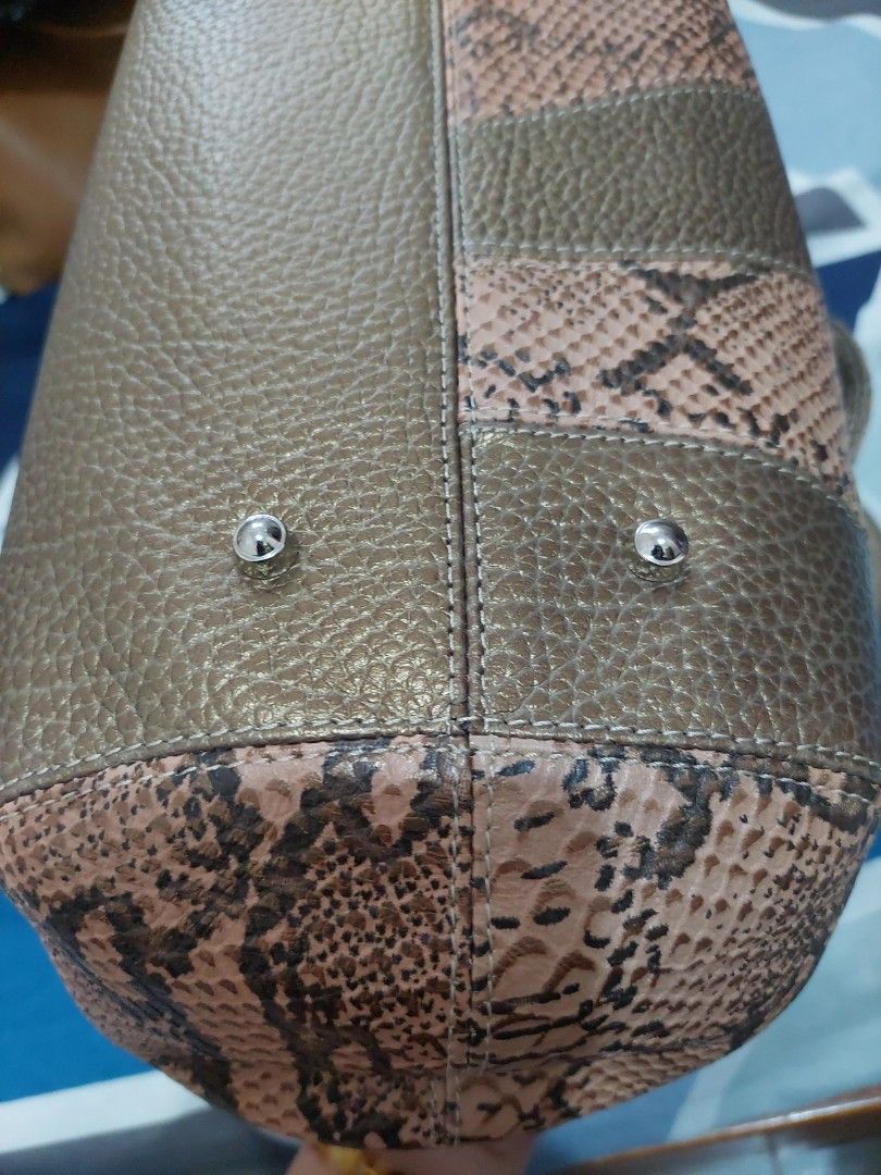 Nicole Miller Preloved bag (Category: Shoulder Bags) located in Galimuyod. Submitted by royalforest.76e82f (Listing ID 1393124906, Image 3). Description: Nicole Miller Preloved bag Snake skin leather design. Not sure if real snake skin. Good condition. Metal hardwares are shiny. Location: Ilocos Sur.