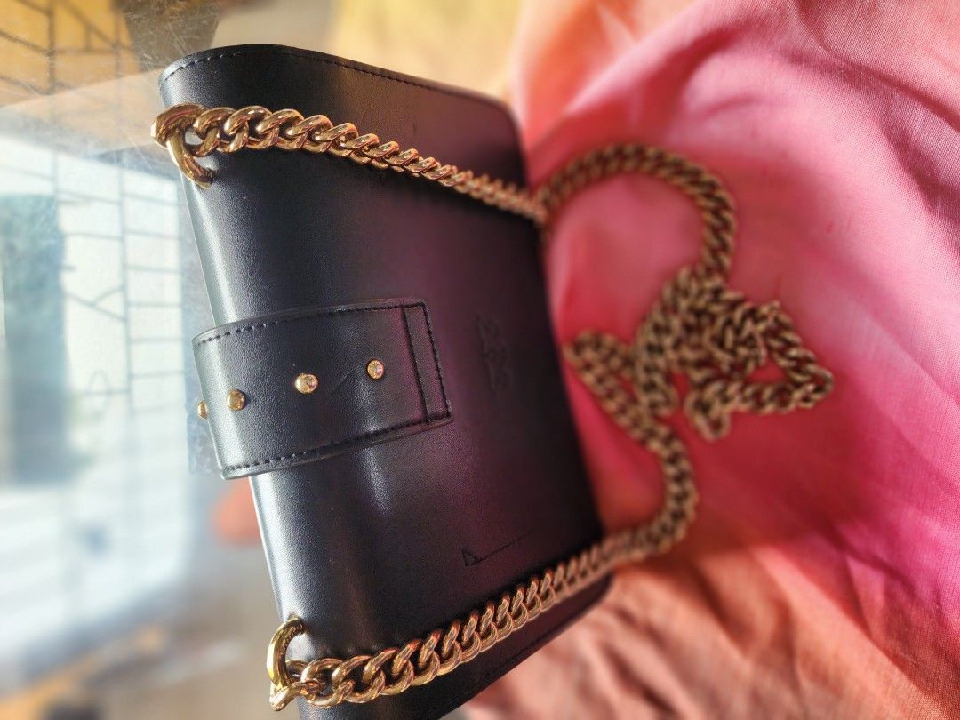 Original pinko paris bag (Category: Luxury Bags & Wallets) located in Manila. Submitted by chrinathalie (Listing ID 1393064577, Image 3). Description: used few times 100% orig 100% leather mini size shoulder/handbag/sling style bag.