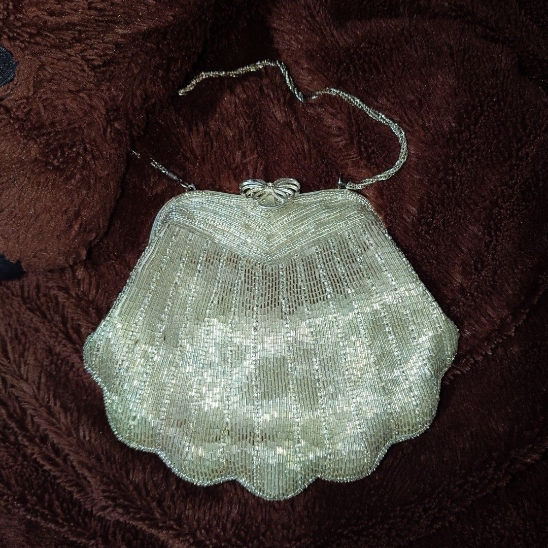 pre-loved vintage seashell pearl shaped purse (Category: Purses & Pouches) located in Muntinlupa City. Submitted by aimesloved (Listing ID 1393198560, Image 1). Description: with random free clothing piece ★.