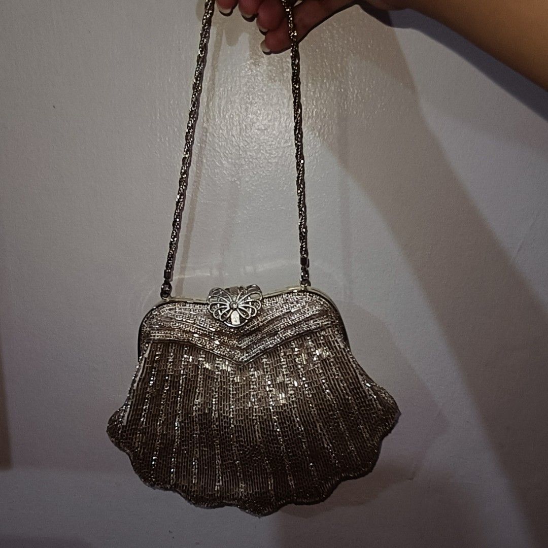 pre-loved vintage seashell pearl shaped purse (Category: Purses & Pouches) located in Muntinlupa City. Submitted by aimesloved (Listing ID 1393198560, Image 2). Description: with random free clothing piece ★.