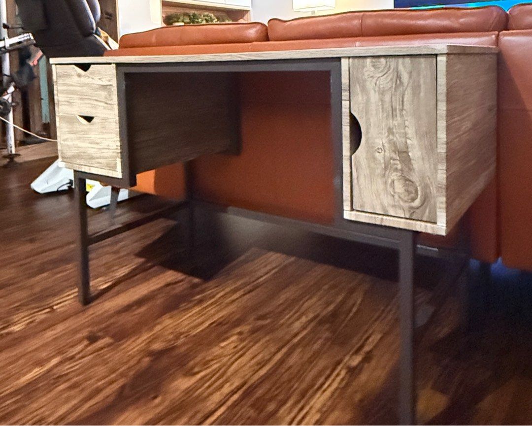 Study Table (Category: Tables & Sets) located in Singapore. Submitted by oinkypatsy (Listing ID 1393180493, Image 2). Description: .