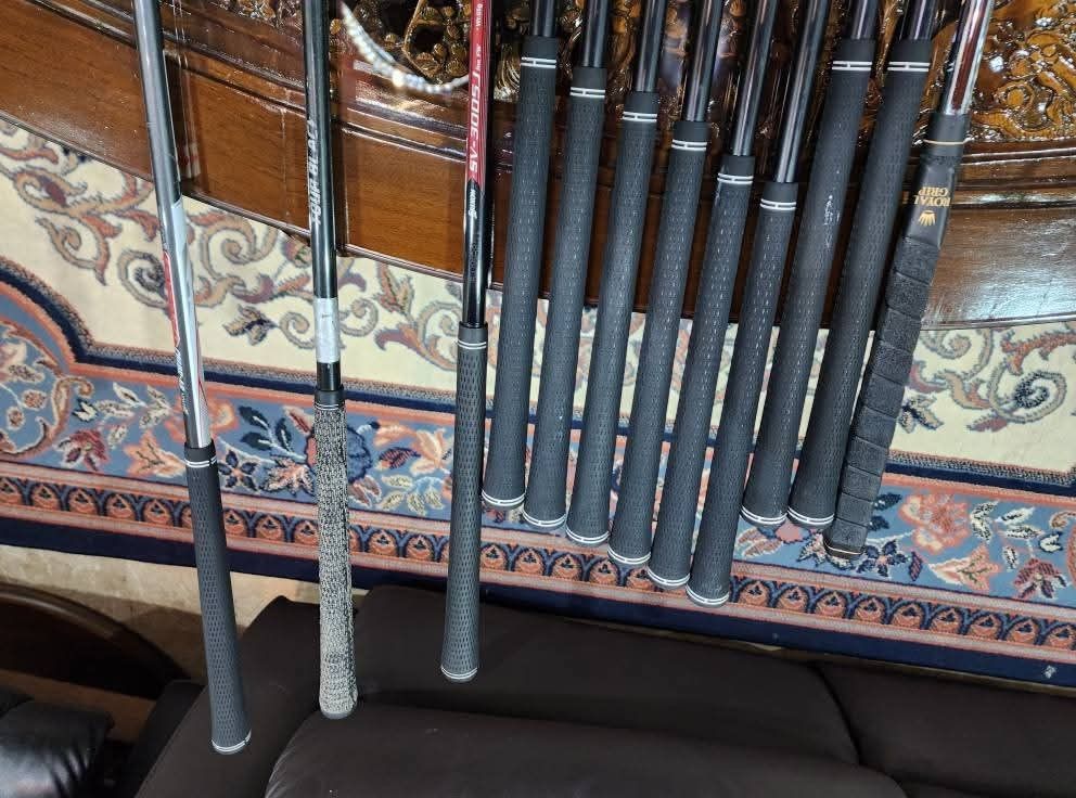 Titleist Golf Set (Category: Golf) located in Paranaque City. Submitted by chips24 (Listing ID 1393107988, Image 2). Description: For Sale Golf Set. *Titleist DCI oversized club face R flex graphite shaft iron *Srixon woods *Srixon GiE 9.5° driver. *Odyssey mallet putter. Bag included for only 19.8k pick up Bf Paranaque free shipping within MM..