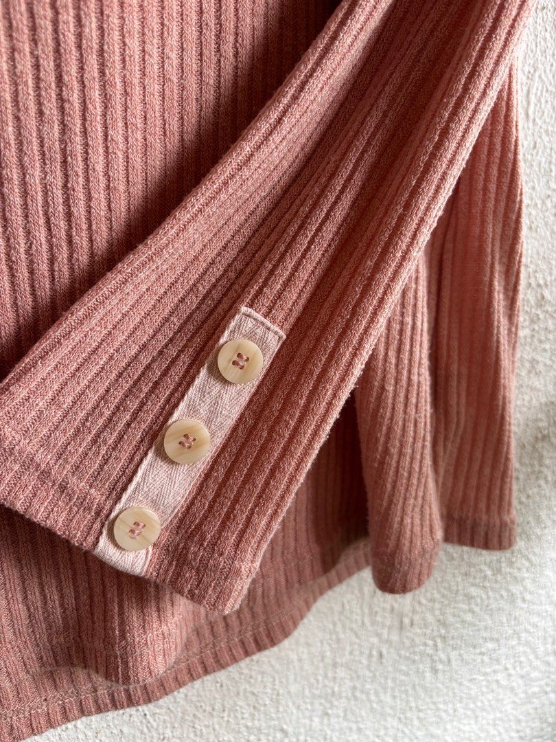 TOP| GRG Basic (Category: Activewear) located in Kuala Lumpur. Submitted by zoellasue (Listing ID 1393155661, Image 3). Description: Good condition RM10 Free if you purchase rm30 above from my list.