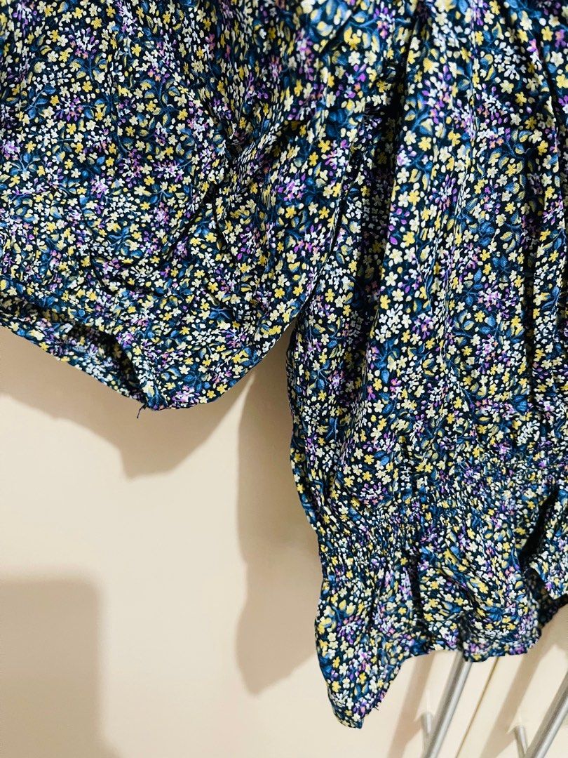 Uniqlo cropped floral top (Category: Others Tops) located in Manila. Submitted by _bachii (Listing ID 1393128770, Image 3). Description: Wala ng tag. Never pa nasuot. Rfs: declutter (di na din kasya 😂) Best fit : Large - semi XL.