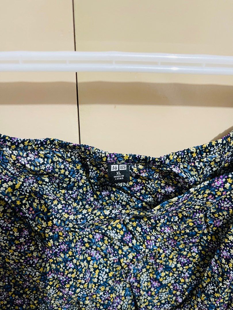 Uniqlo cropped floral top (Category: Others Tops) located in Manila. Submitted by _bachii (Listing ID 1393128770, Image 2). Description: Wala ng tag. Never pa nasuot. Rfs: declutter (di na din kasya 😂) Best fit : Large - semi XL.