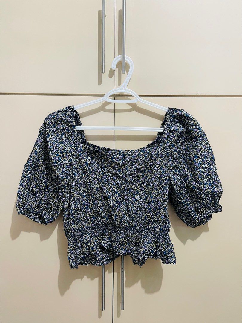 Uniqlo cropped floral top (Category: Others Tops) located in Manila. Submitted by _bachii (Listing ID 1393128770, Image 1). Description: Wala ng tag. Never pa nasuot. Rfs: declutter (di na din kasya 😂) Best fit : Large - semi XL.