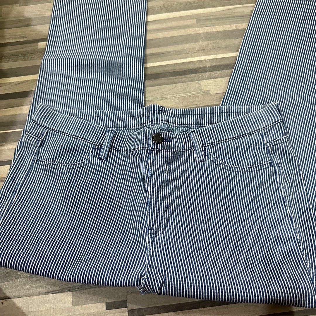 uniqlo jeggings (Category: Jeans) located in San Jose. Submitted by mamacituh (Listing ID 1393206225, Image 2). Description: e438.