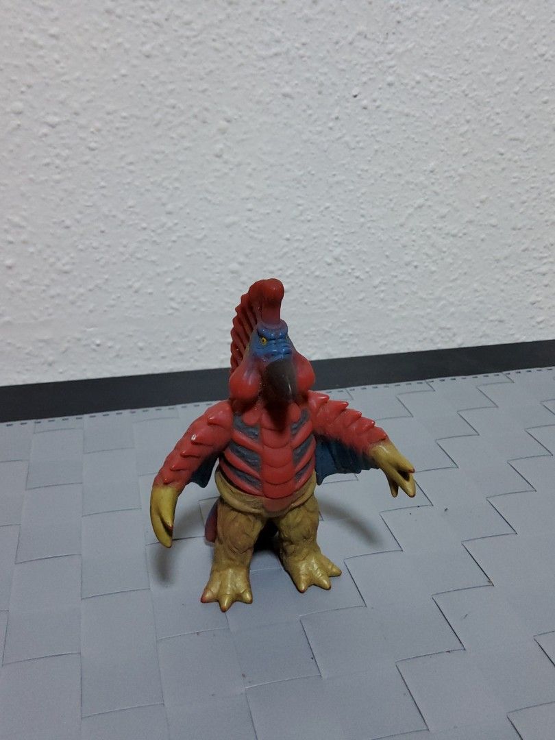 Vintage Ultraman Bird Monster Figure bandai 2003 (Category: Toy Figures) located in Singapore. Submitted by fatcat83 (Listing ID 1393194629, Image 1). Description: - Vintage Ultraman bird monster figure - Features a red and blue color scheme with yellow accents - Ideal for collectors and Ultraman fans - Minor wear and tear present.