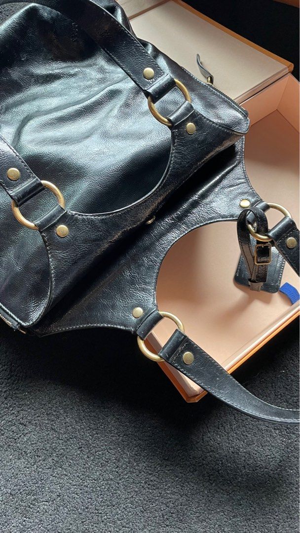 Vintage YSL Tribute Leather (Category: Luxury Bags & Wallets) located in Makati City. Submitted by r0w33 (Listing ID 1393095672, Image 2). Description: YSL Vintage tribute! Still glossy & classy .