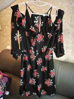 黑色露肩碎花連衣裙64210054305410110