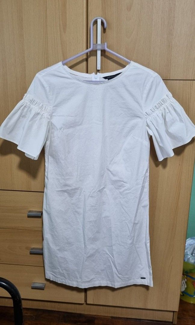 Armani White Dress (Category: Dresses) located in Makati City. Submitted by itemsforless2025 (Listing ID 1393266162, Image 1). Description: short white crisp dress great for sundays/ dinner above knee style, straight cut.