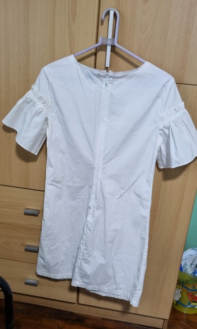 Armani White Dress (Category: Dresses) located in Makati City. Submitted by itemsforless2025 (Listing ID 1393266162, Image 2). Description: short white crisp dress great for sundays/ dinner above knee style, straight cut.
