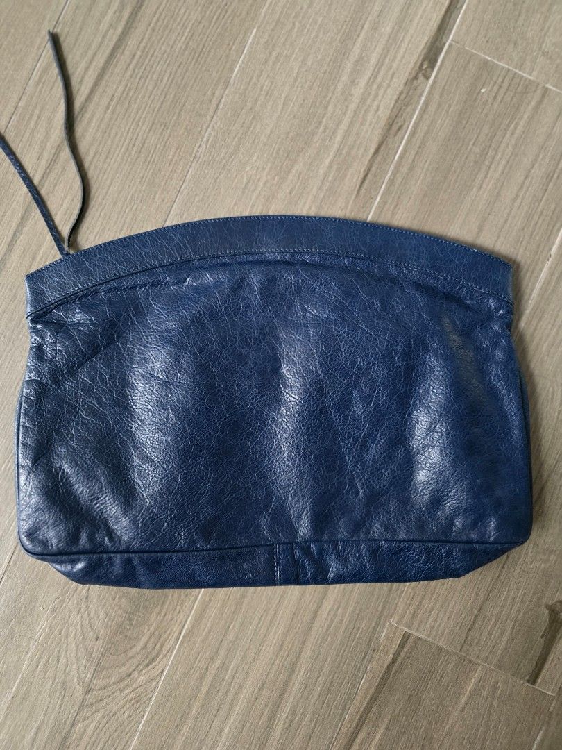 Balenciaga Large Clutch Regular Pewter Hardware (Category: Luxury Bags & Wallets) located in Paranaque City. Submitted by portodimoda (Listing ID 1393337124, Image 2). Description: AUTHENTIC!!! Minimal signs of usage Comes with its leather trimmed mirror only.
