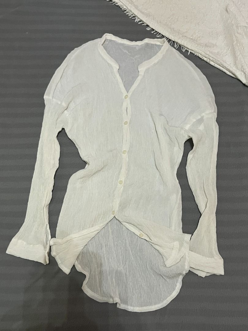 Beachy sheer long sleeved white ribbed polo (Category: Longsleeves) located in San Pedro. Submitted by 111vkk (Listing ID 1393295073, Image 1). Description: ↝ Description: Super cute sheer cover up or layer long sleeved top with nice ribbed texture ↝ Size on tag: None ↝ Fits: S-M ↝ Issues: None ❣ All secondhand, pls manage your expectations! ❣ No ww pics but send a message for the measurements ❣ GCash/bank transfer only.
