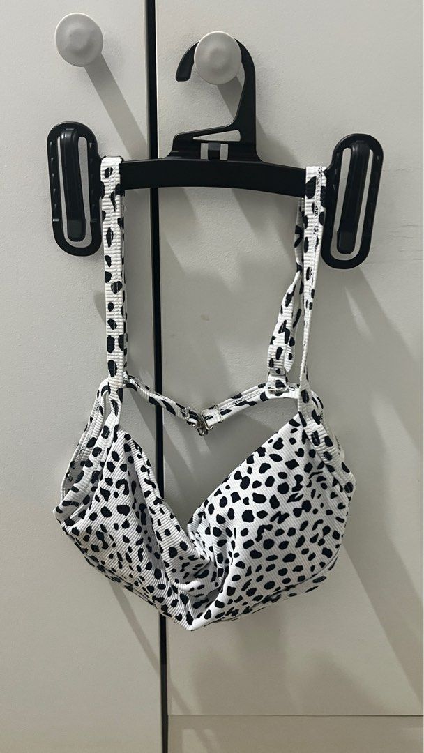 Black & White 2 piece (Category: Bikinis & Swimsuits) located in Marikina City. Submitted by sofiafntblla (Listing ID 1393391372, Image 1). Description: .