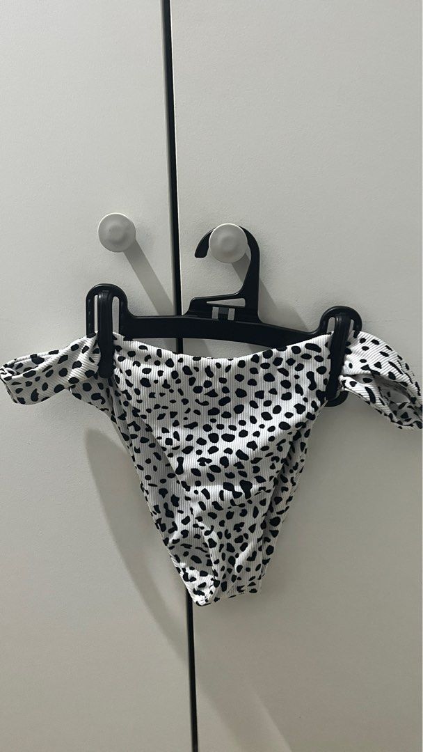 Black & White 2 piece (Category: Bikinis & Swimsuits) located in Marikina City. Submitted by sofiafntblla (Listing ID 1393391372, Image 2). Description: .