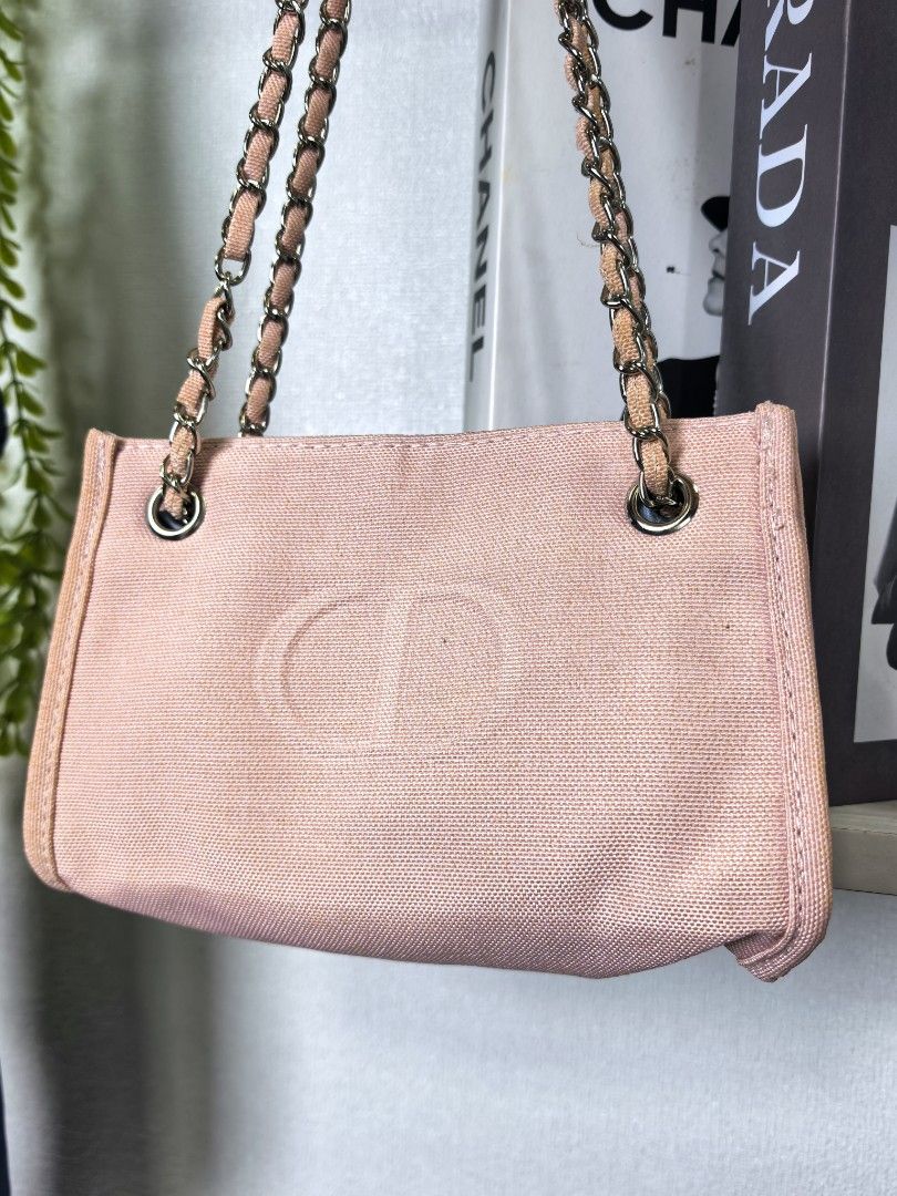 Dior pink crossbody expandable canvas (Category: Luxury Bags & Wallets) located in Baguio. Submitted by ashzachary (Listing ID 1393368595, Image 3). Description: Dior pink crossbody expandable canvas Kasya phone Condition :Excellent condition Color rate 10/10 Size : small No issues No flaws Super ganda sa personal Pm. More details Good quality Plsss 📌No Bogus 📌No return MOP What you see is what you get PALAWAN, CEBUNA GCASH AND BDO Reminder😊 W