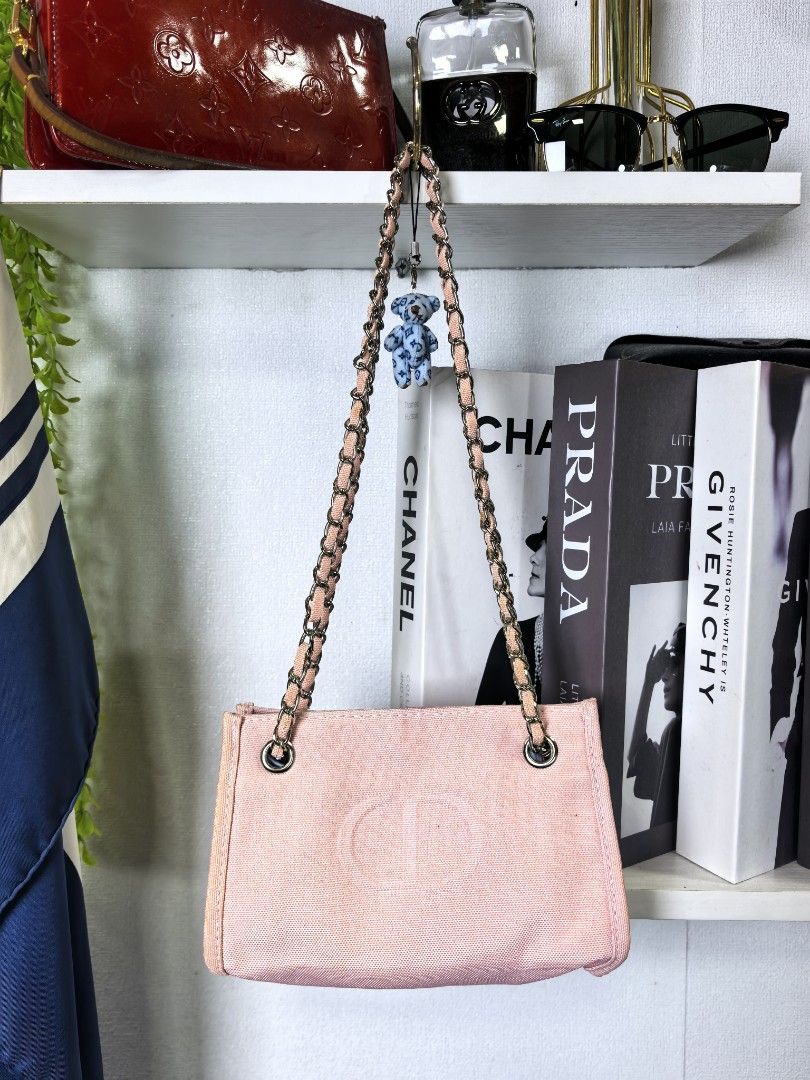 Dior pink crossbody expandable canvas (Category: Luxury Bags & Wallets) located in Baguio. Submitted by ashzachary (Listing ID 1393368595, Image 2). Description: Dior pink crossbody expandable canvas Kasya phone Condition :Excellent condition Color rate 10/10 Size : small No issues No flaws Super ganda sa personal Pm. More details Good quality Plsss 📌No Bogus 📌No return MOP What you see is what you get PALAWAN, CEBUNA GCASH AND BDO Reminder😊 W