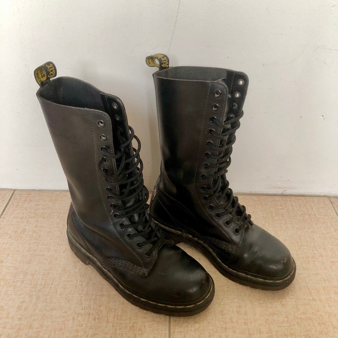 1914 DR MARTENS BLACK COMBAT SHOES (Category: Boots) located in Valenzuela. Submitted by kaths.collection (Listing ID 1393295820, Image 2). Description: EU 37 / UK 4 / US 6 Thrifted Needs cleaning W/ light scratches (front) W/ light heel drag What you see is what you get 💌 cashg/gtyme/aub 🚚 jnt/lalamove.