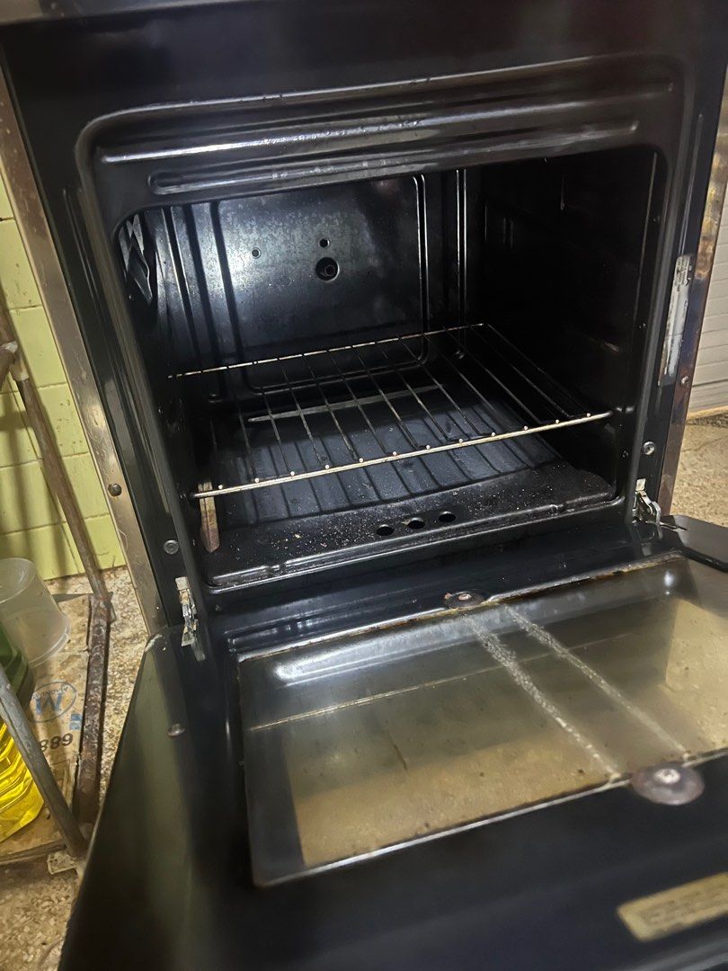 Elba Electric Stove w/ oven (Category: Cookers) located in Quezon City. Submitted by purpleparrot (Listing ID 1393302521, Image 2). Description: Elba Electric Stove Bought 2013 Rfs: Upgrade Issues: -di na umiinit yung upper right and lower left burners -no glass cover.
