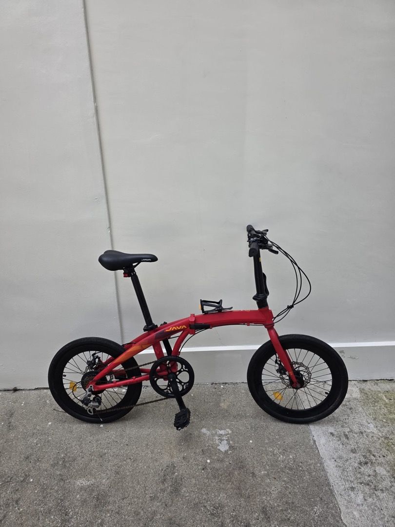 FOLDING BIKE JAVA V2 (Category: Bicycles) located in Singapore. Submitted by cycledome (Listing ID 1393302237, Image 4). Description: 🔧 Java Zelo V2 — Technical Specifications Frame: Aluminum alloy folding frame Wheels: 20″ (406) high-profile double wall rims Tires: 20″ × ~1.50, Kenda outer tyres Gear: 7-speed Shimano gear shifter, rear derailleur: Shimano SIS Cassette: 14-28T Crankset: 52T Brakes: Front & rear mechanical disc brakes Pedals: Fol