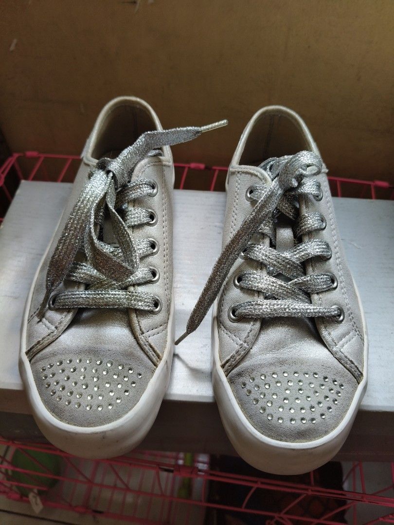 HOLSTER RUBBERSHOES (SILVER)S-6 (Category: Everything Else Others) located in Marikina City. Submitted by lorence11 (Listing ID 1393285221, Image 1). Description: HOLSTER RUBBERSHOES SILVER SIZE 6 FOR DETAILS CALL OR TX 09915139470.