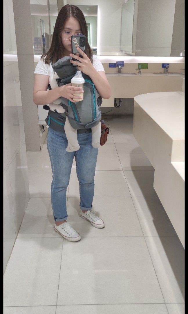 Infantino Carry On multipocket carrier (Category: Carriers & Slings) located in Manila. Submitted by gianmiranda00 (Listing ID 1393430466, Image 2). Description: Infantino Carry On Multi-Pocket Carrier Used few times No issue No discoloration or not faded like new lalo pag nalabhan na medyo naalikabukas lang ng very light..