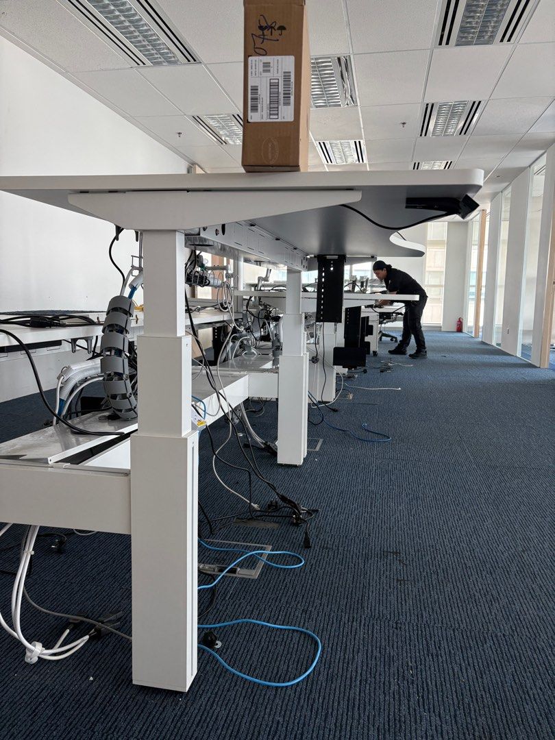 It table (Category: Tables & Sets) located in Singapore. Submitted by allservicecontractor (Listing ID 1393317263, Image 2). Description: THIS IS THE “ITE” HYDRAULIC ADJUSTED TABLE .