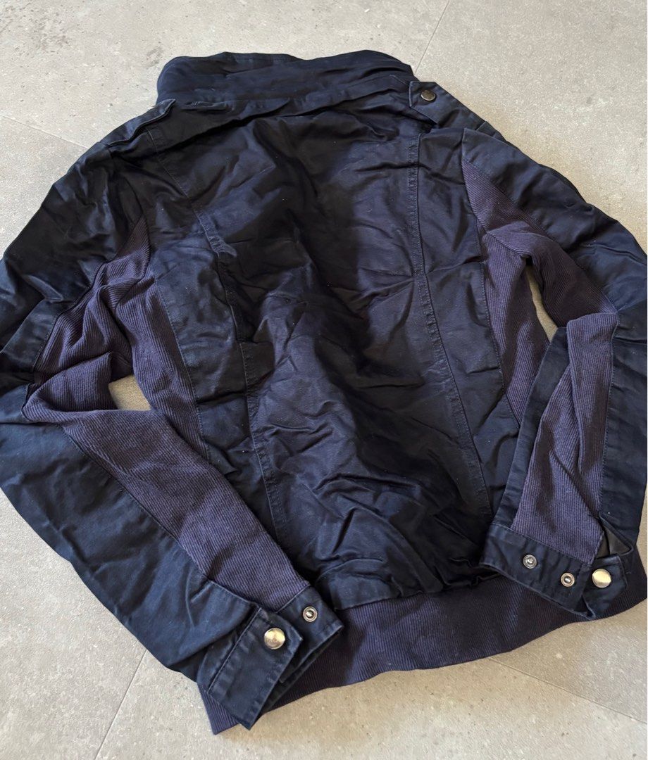 Jacket (Category: Coats, Jackets and Outerwear) located in Singapore. Submitted by koris_box (Listing ID 1393319567, Image 6). Description: Visibly well worn. Wrinkled and creased due to keeping in storage. With fleeced lining except on the sleeves. 2 sets of zips, and 1 row of buttons. Top pockets are fake pockets. 2 working side pockets with zips. Bought in Taiwan, brand is Laking. Please note that this is a WELL WORN jacket. .