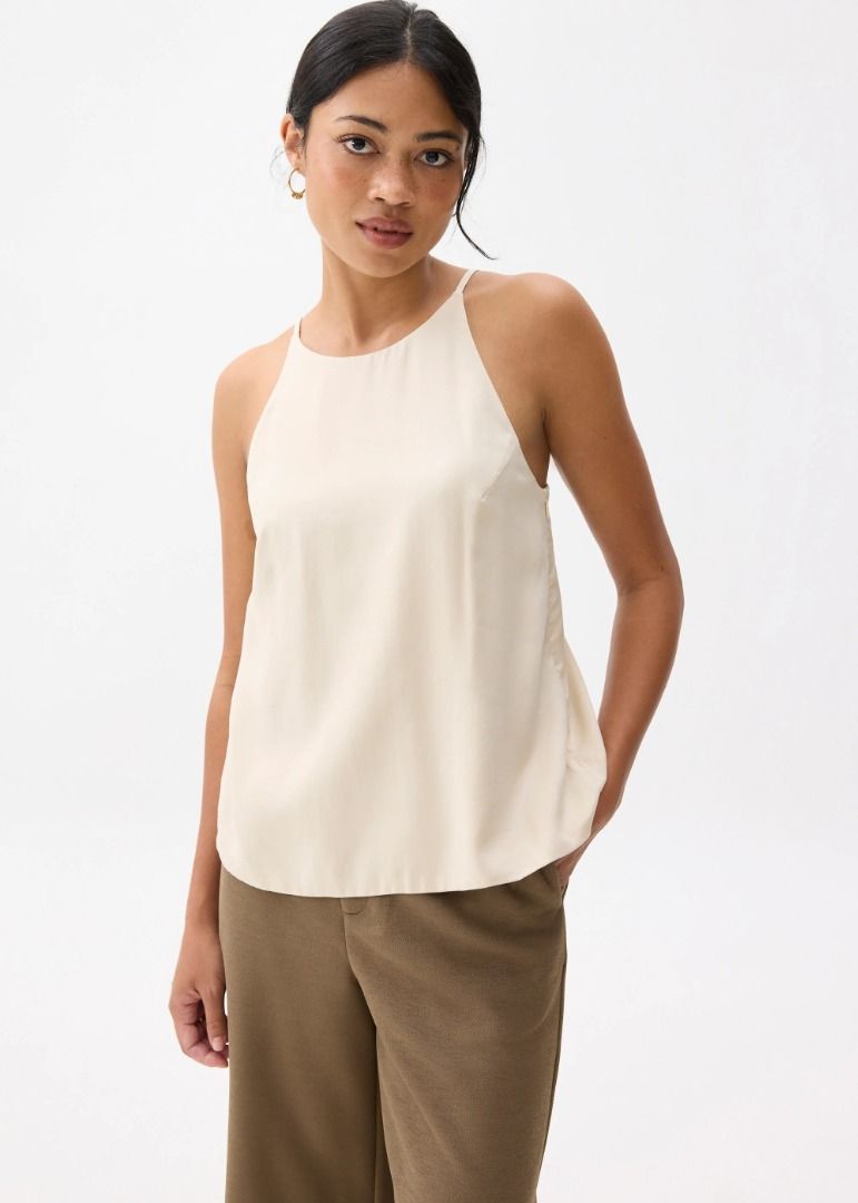 Love Bonito Round Neck Shell Camisole Top (Category: Blouses) located in Pasig City. Submitted by cp_sells (Listing ID 1393324551, Image 1). Description: Size: S Color: Cream Condition: Like new RFS: Decluttering.