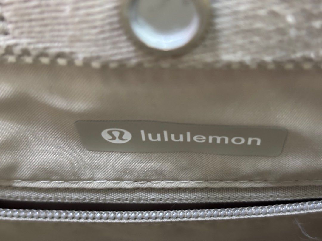 Lululemon 2 tone mini canvass tote 4.5L (Category: Tote Bags) located in Manila. Submitted by laineeo (Listing ID 1393355585, Image 3). Description: 💯Legit authentic.