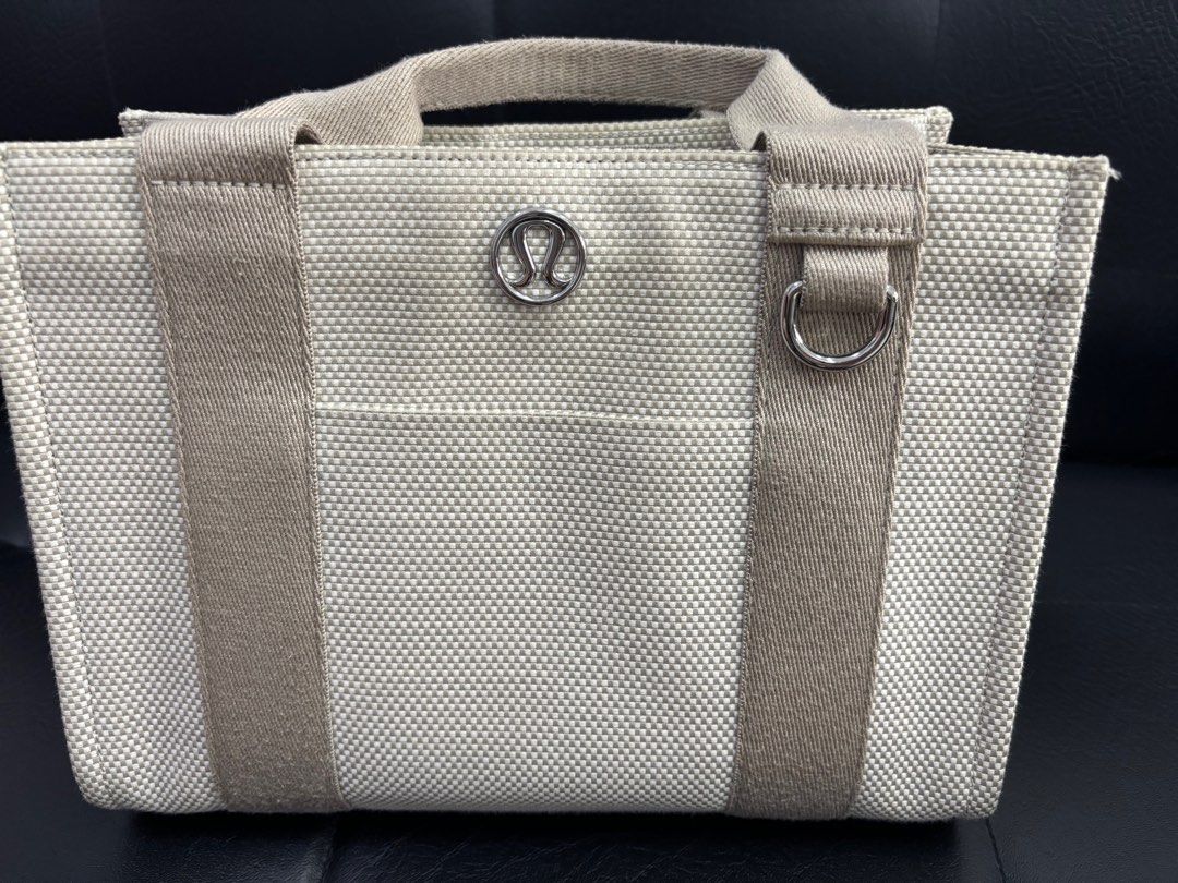 Lululemon 2 tone mini canvass tote 4.5L (Category: Tote Bags) located in Manila. Submitted by laineeo (Listing ID 1393355585, Image 1). Description: 💯Legit authentic.