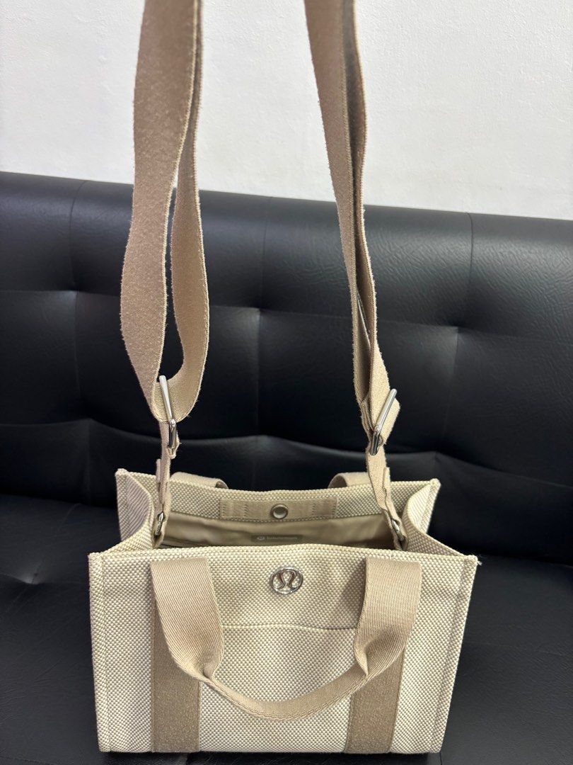 Lululemon 2 tone mini canvass tote 4.5L (Category: Tote Bags) located in Manila. Submitted by laineeo (Listing ID 1393355585, Image 2). Description: 💯Legit authentic.