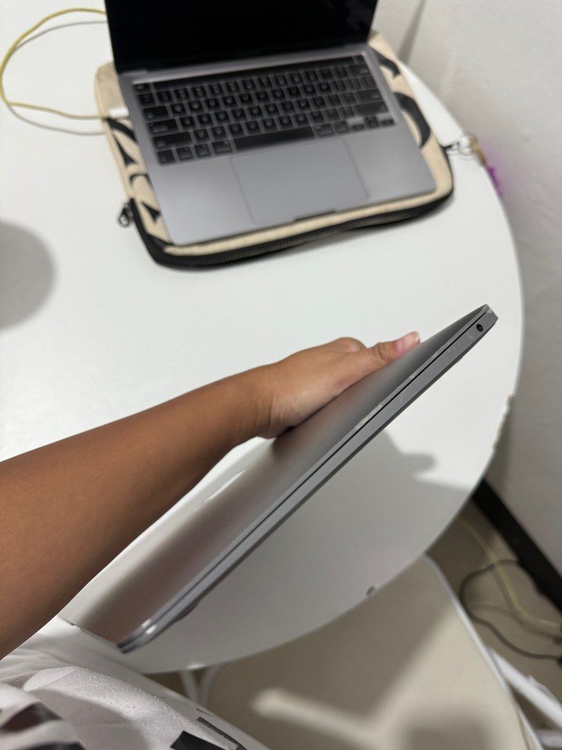 MACBOOK AIR 2020 (NOT M1) (Category: Laptops & Notebooks) located in Quezon City. Submitted by matuuutsss (Listing ID 1393336739, Image 3). Description: Details are posted po, kindly check nalang po. Unit only No issue Slightly nego RFS: Decluttering .