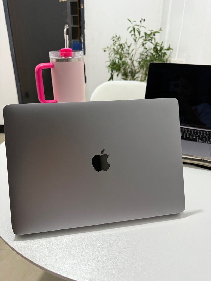 MACBOOK AIR 2020 (NOT M1) (Category: Laptops & Notebooks) located in Quezon City. Submitted by matuuutsss (Listing ID 1393336739, Image 1). Description: Details are posted po, kindly check nalang po. Unit only No issue Slightly nego RFS: Decluttering .