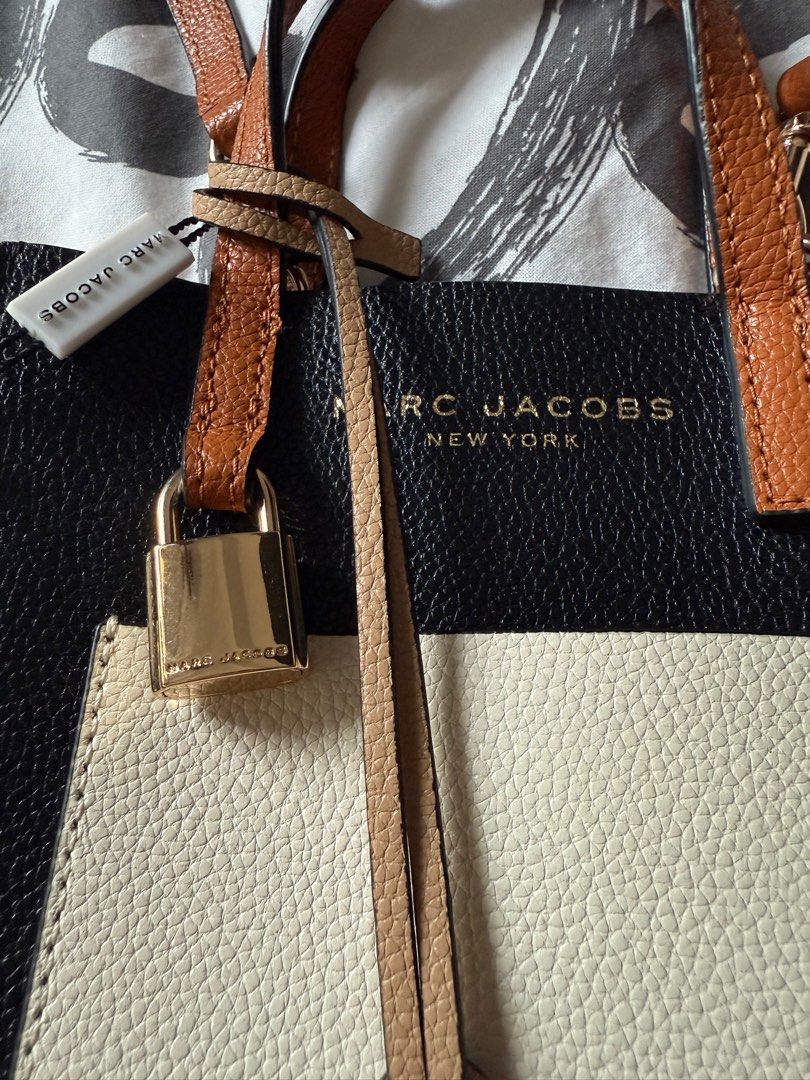 Marc jacobs micro grind smoked almond (Category: Luxury Bags & Wallets) located in Manila. Submitted by vetyy1229 (Listing ID 1393301503, Image 3). Description: Like new with tag intact No flaws Rfs: decluttering.