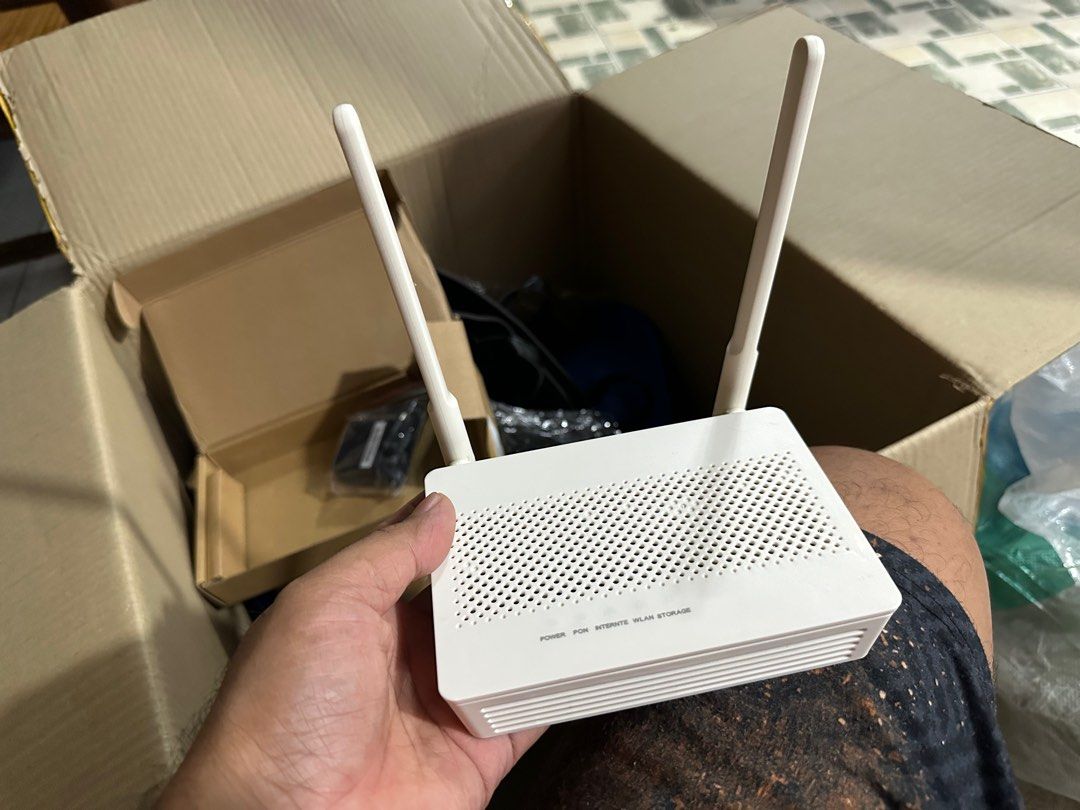 Optical network terminal (Category: Networking) located in Los Banos. Submitted by titoby (Listing ID 1393397116, Image 1). Description: Brand new in box HG8546M XPON (APC GREEN) 1 GE+3 FE+1 POTS+1 USB+2.4G WiFi or 4 FE+1 POTS+1 USB+2.4G WiFi.