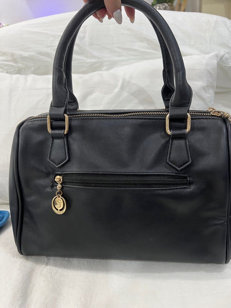 Secosana Hand Bag in Black with Gold Chains (Category: Shoulder Bags) located in Manila. Submitted by maviii21 (Listing ID 1393311368, Image 2). Description: Secosana Hand Bag in Black with Gold Chains super pretty and nice! 🥹❤️ ang damii malalagayyy.