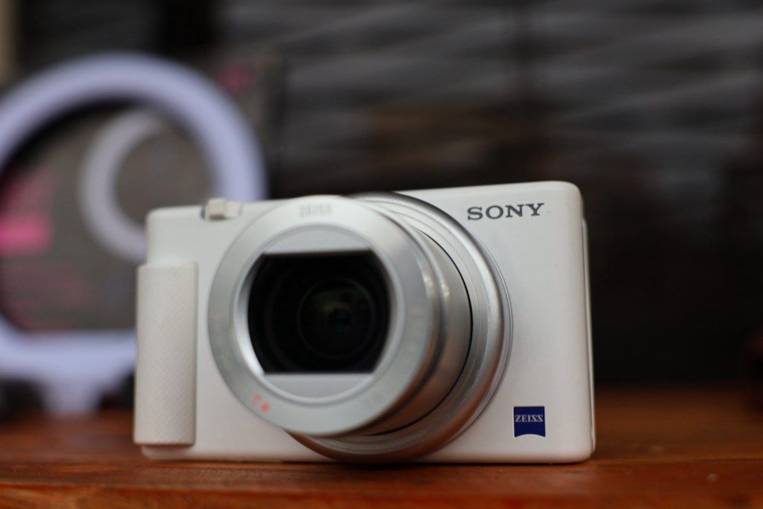 Sony ZV-1 Vlogging Camera (White) (Category: Cameras) located in Manila. Submitted by lenascamera (Listing ID 1393434218, Image 3). Description: NOTE: Sa dami po ng message na natatangap ko, naka hold napo ang Mga message hindi napo ako makapag reply pero na babasa ko kaya hanggat maari mag direct na kayo sa page ko sa facebook Lenas camera para nakareply ako agad salamat. Sony ZV-1 Vlogging Camera (White) Price: ₱29,500 Highlights: Almost new, e