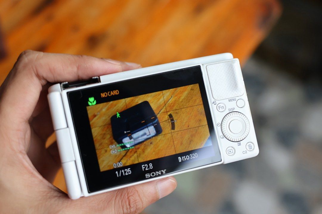 Sony ZV-1 Vlogging Camera (White) (Category: Cameras) located in Manila. Submitted by lenascamera (Listing ID 1393434218, Image 2). Description: NOTE: Sa dami po ng message na natatangap ko, naka hold napo ang Mga message hindi napo ako makapag reply pero na babasa ko kaya hanggat maari mag direct na kayo sa page ko sa facebook Lenas camera para nakareply ako agad salamat. Sony ZV-1 Vlogging Camera (White) Price: ₱29,500 Highlights: Almost new, e