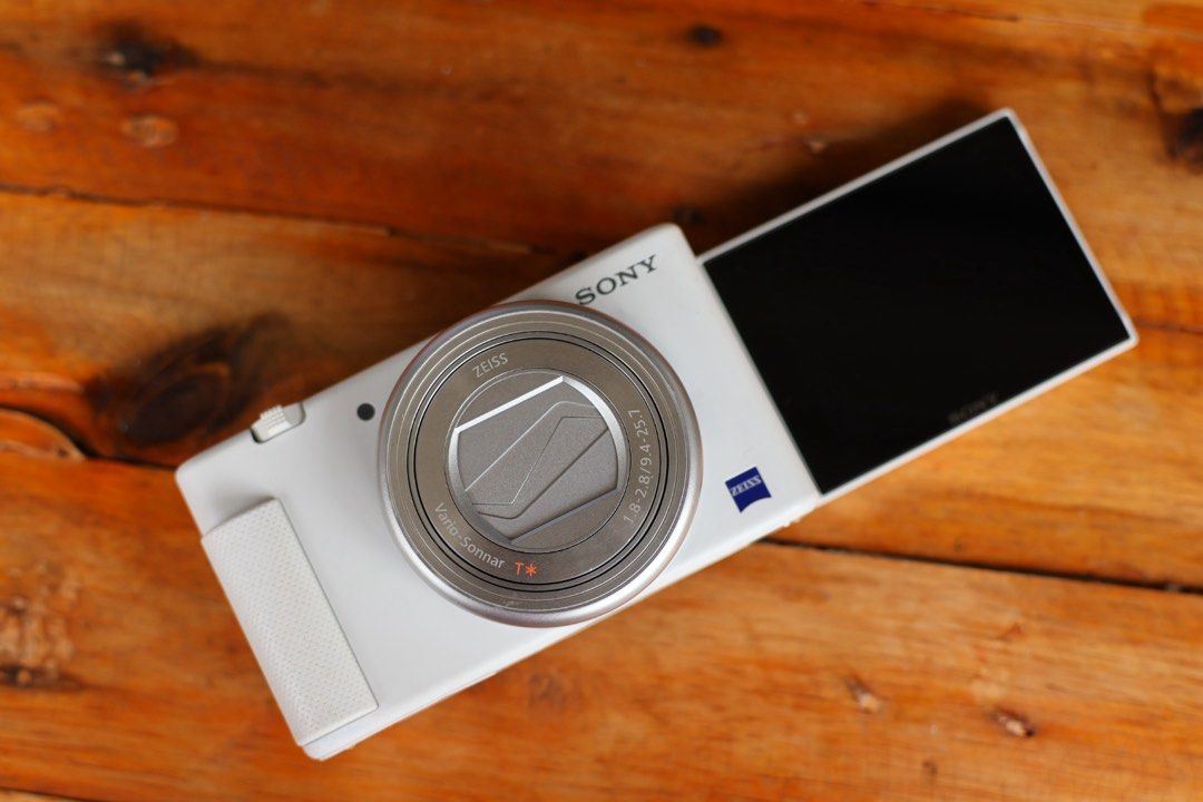 Sony ZV-1 Vlogging Camera (White) (Category: Cameras) located in Manila. Submitted by lenascamera (Listing ID 1393434218, Image 1). Description: NOTE: Sa dami po ng message na natatangap ko, naka hold napo ang Mga message hindi napo ako makapag reply pero na babasa ko kaya hanggat maari mag direct na kayo sa page ko sa facebook Lenas camera para nakareply ako agad salamat. Sony ZV-1 Vlogging Camera (White) Price: ₱29,500 Highlights: Almost new, e