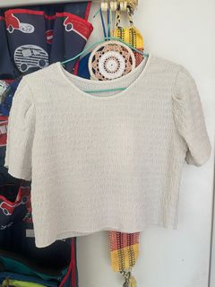 米白色泡泡袖短版上衣64229340334210110