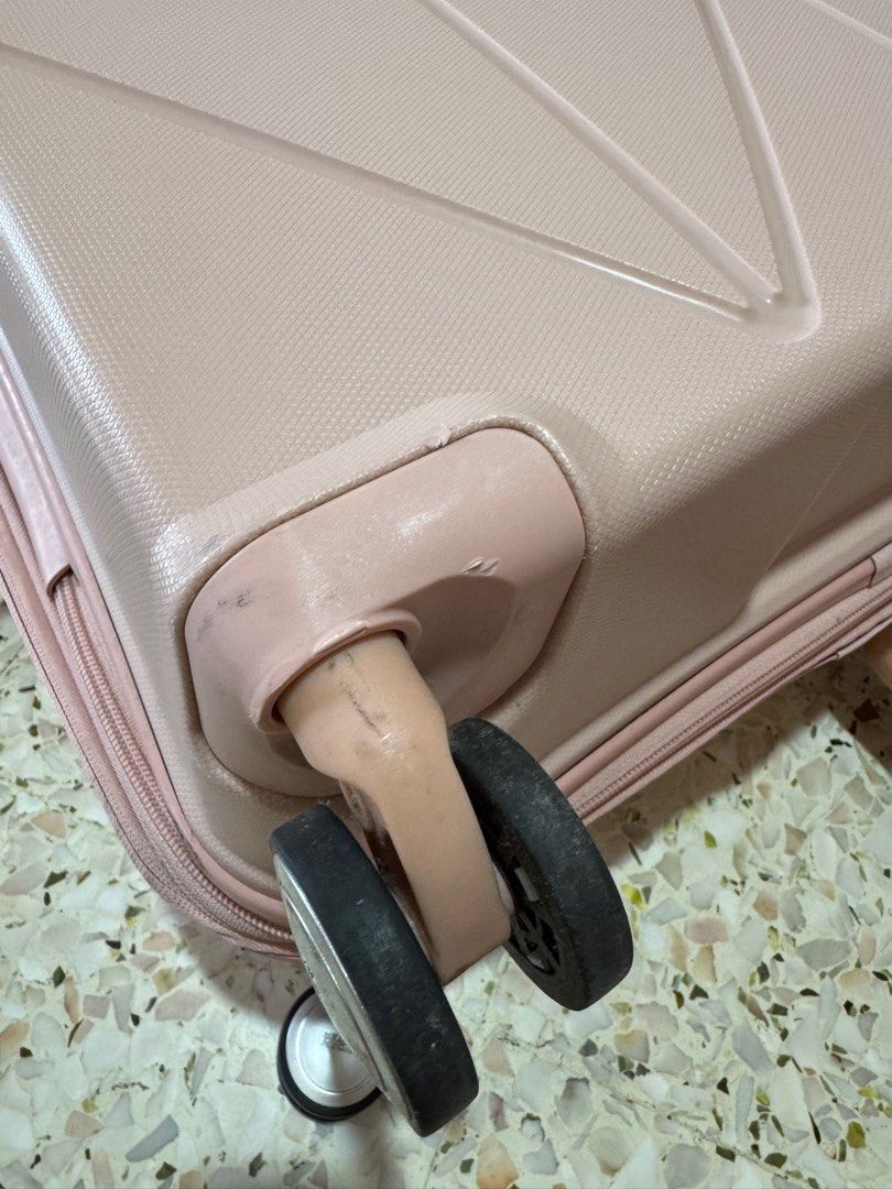 American Tourister Luggage Argyle Spinner 81/30 EXP in Pink