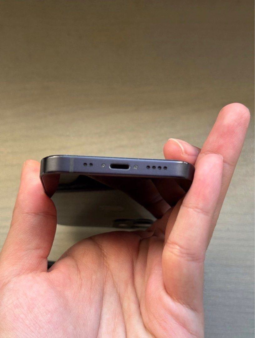 (Category: iPhone 12 Series) located in Singapore. Submitted by gadgetslink (Listing ID 1393457111, Image 2). Description: Details: - As good as new. - Absolutely no dents & scratches. See to believe during meetup. - Original box included..