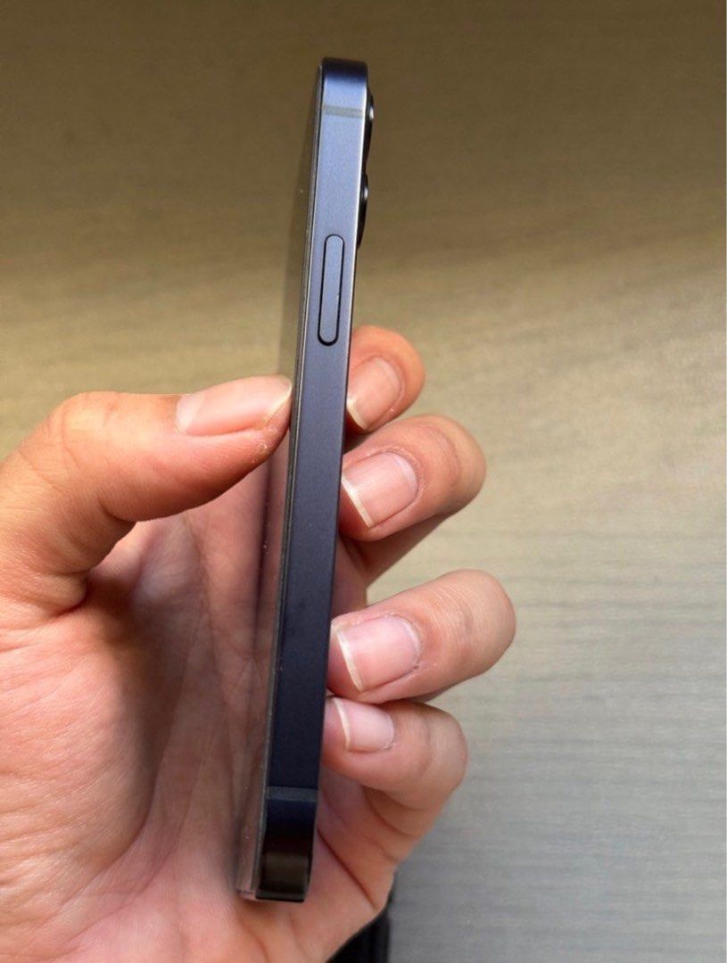 (Category: iPhone 12 Series) located in Singapore. Submitted by gadgetslink (Listing ID 1393457111, Image 1). Description: Details: - As good as new. - Absolutely no dents & scratches. See to believe during meetup. - Original box included..