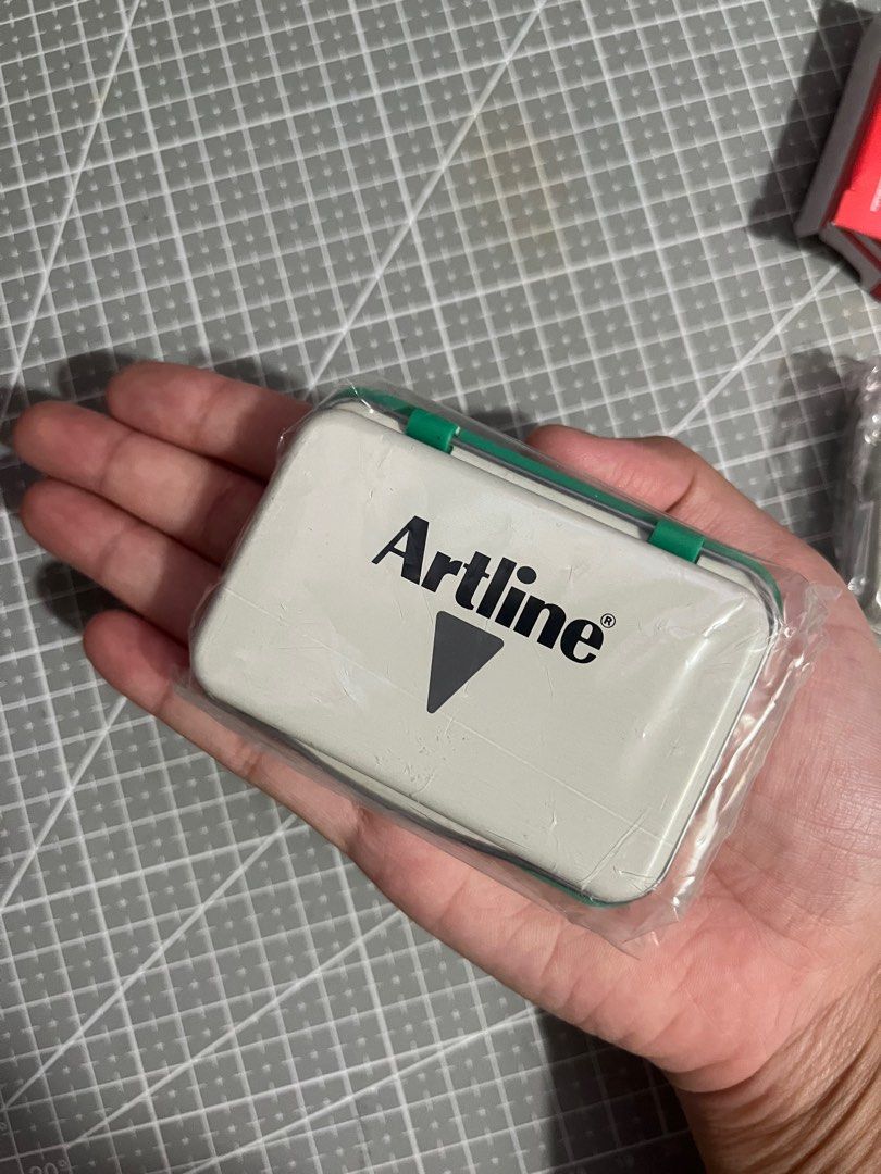 Artline Stamp Pad - Green & Red (Category: Craft Supplies & Tools) located in Manila. Submitted by stainedpawsapothecary (Listing ID 1393565095, Image 3). Description: Artline Stamp Pad Size Format 00 Good as New with box.