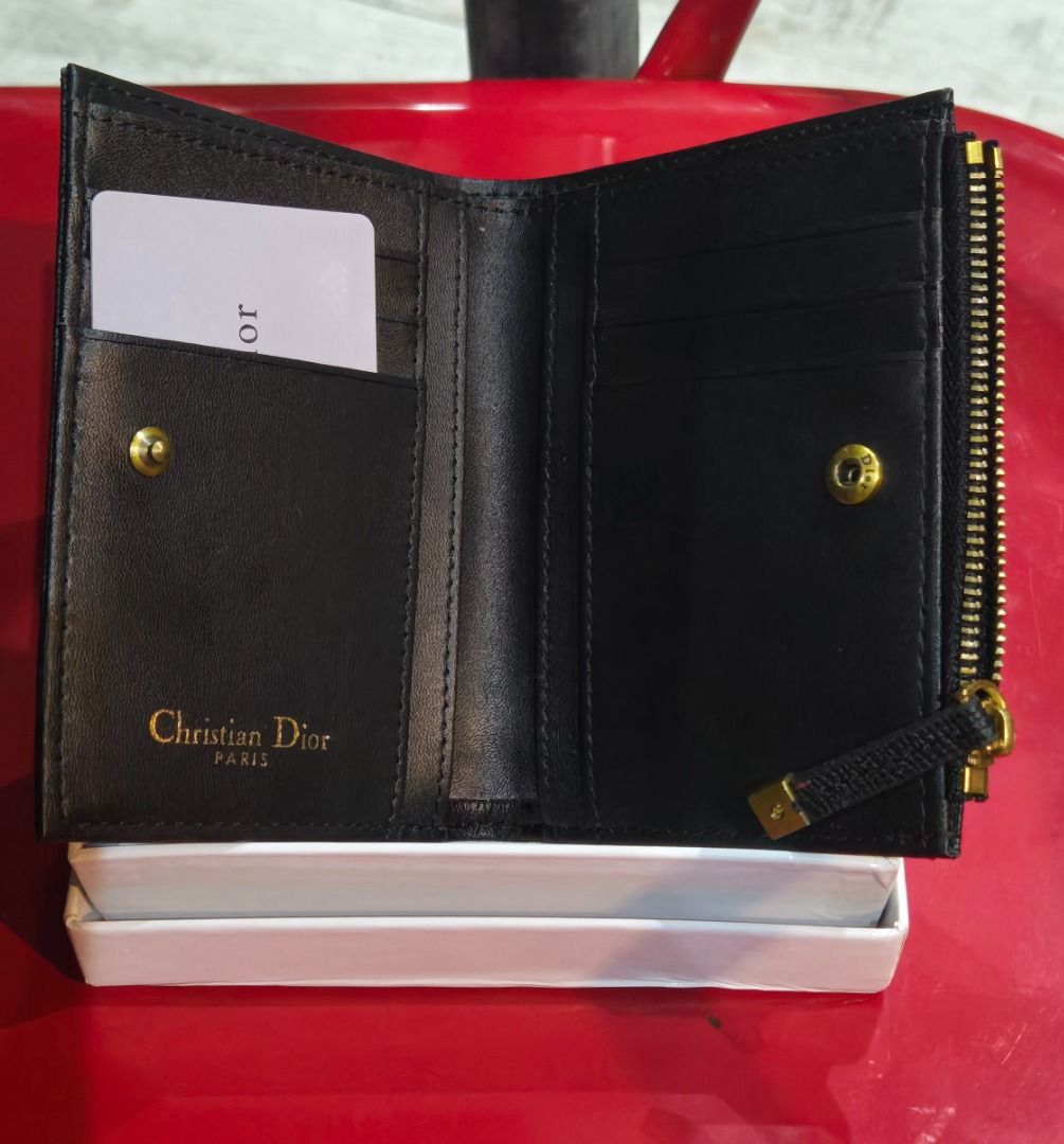 Dior bifold wallet (Category: Luxury Bags & Wallets) located in Caloocan City. Submitted by Sacha88 (Listing ID 1393447094, Image 2). Description: Selling for a friend Dior wallet brand new condition Not Authentic po (was gifted by a friend who didnt know to check authenticity) -nabudol😅😛 she paid more than the value .