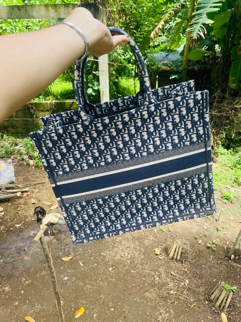 Dior book tote (Category: Luxury Bags & Wallets) located in Mambajao. Submitted by keysse1432 (Listing ID 1393460133, Image 3). Description: Dior book tote ukay source no major issue .