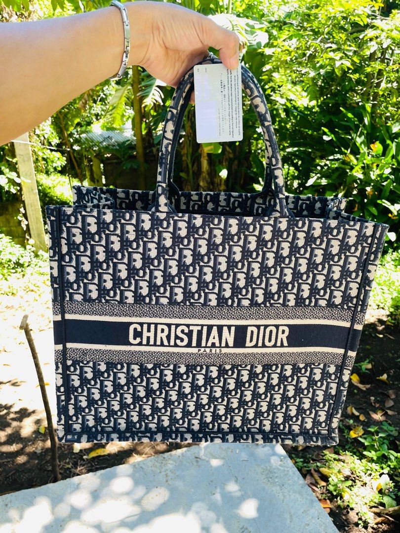 Dior book tote (Category: Luxury Bags & Wallets) located in Mambajao. Submitted by keysse1432 (Listing ID 1393460133, Image 2). Description: Dior book tote ukay source no major issue .