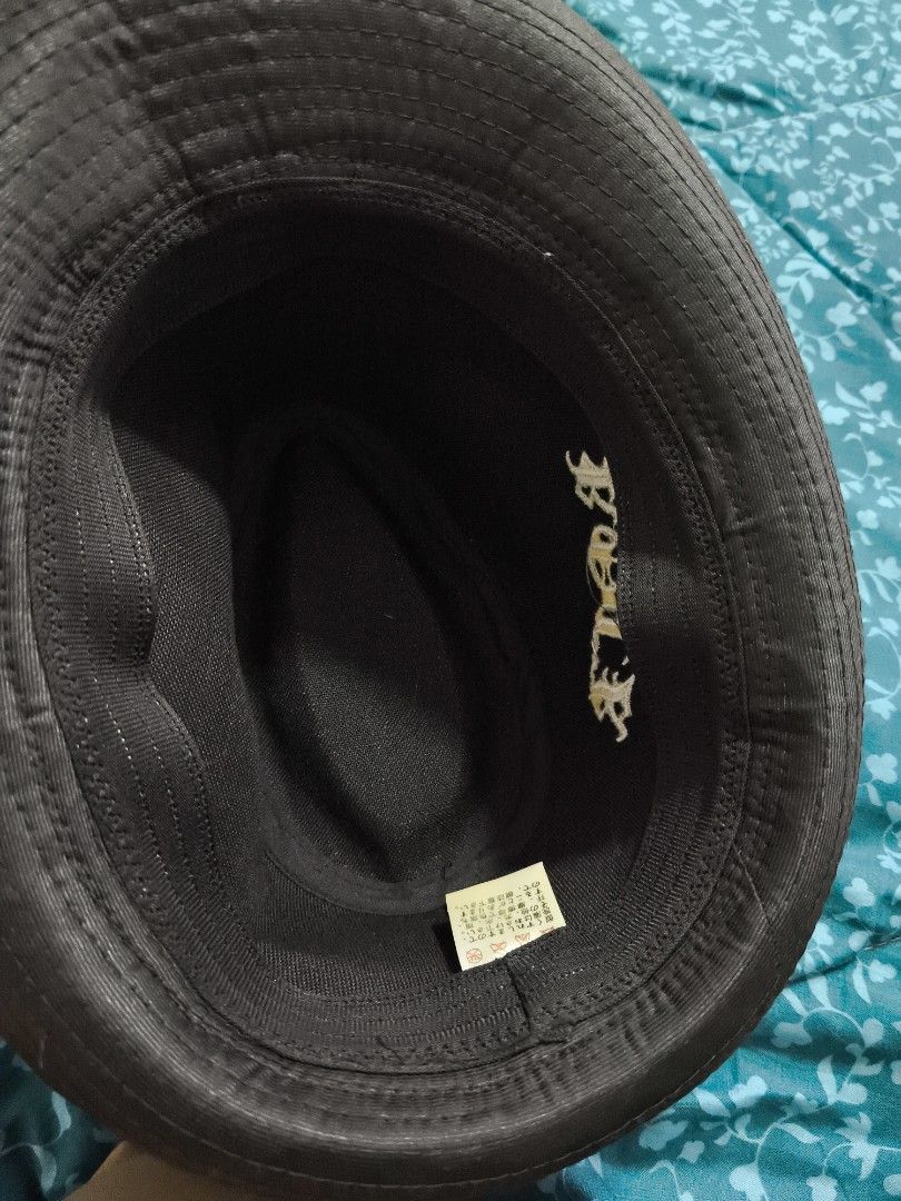 Hat (Category: Cap & Hats) located in Kuala Lumpur. Submitted by fvintage (Listing ID 1393443779, Image 3). Description: sebab jual, ada banyak topi. bahagian atas sedikit kemek. jadi saya jual murah.